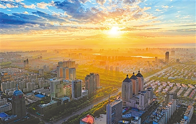     橙色——一縷陽(yáng)光叫醒銀川。寧夏持續(xù)打好藍(lán)天保衛(wèi)戰(zhàn)，重點(diǎn)開(kāi)展了重污染天氣消除、臭氧污染防治和柴油貨車(chē)污染治理三大攻堅(jiān)戰(zhàn)，推動(dòng)全區(qū)空氣質(zhì)量持續(xù)改善。本報(bào)記者 王猛 攝