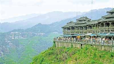 8月27日，在廣西桂林市龍勝各族自治縣大寨村，前來觀看龍脊梯田的游客絡繹不絕。