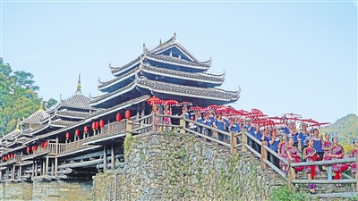     8月26日，三江侗族自治縣程陽八寨景區(qū)。程陽八寨位于三江侗族自治縣林溪鎮(zhèn)，立足中國侗族原生態(tài)旅游資源，通過旅游銷售油茶、茶葉、侗族工藝品等提高群眾收入。