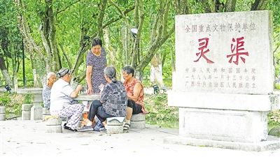     靈渠位于廣西壯族自治區(qū)桂林市興安縣，全長36.4公里，是連接長江流域和珠江流域的一條古代運河。水清岸綠渠暢景美，每年吸引游客100多萬人次。